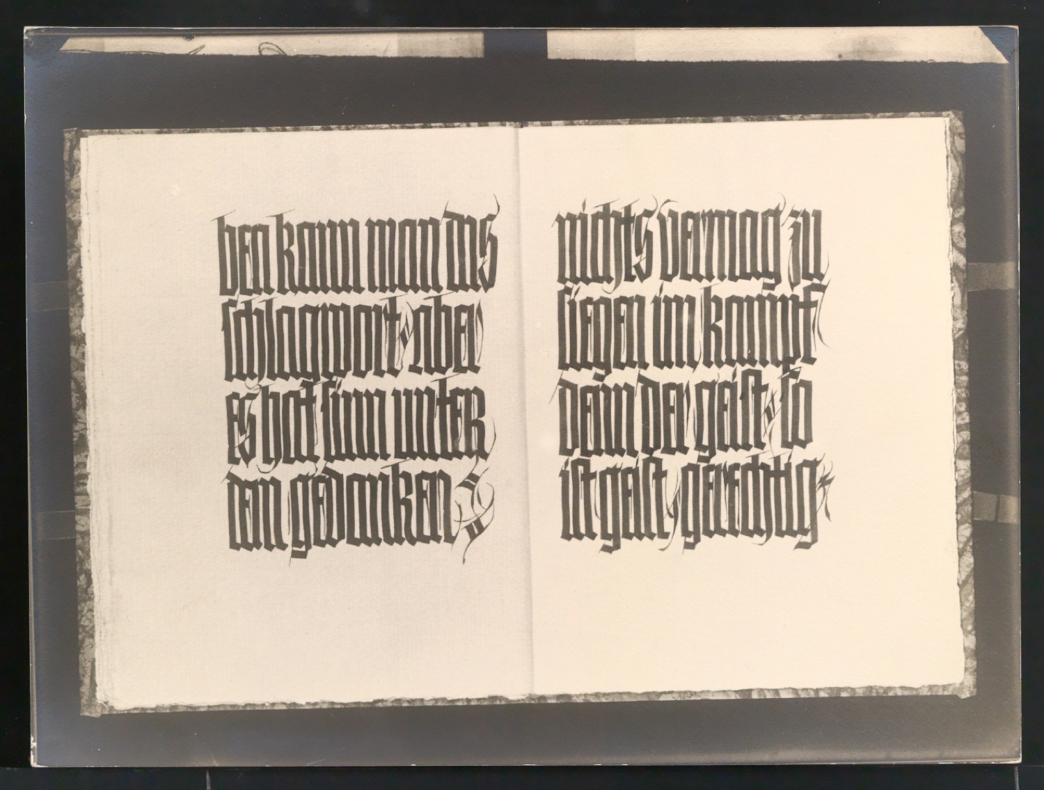Konvolut Fotoabzüge von Buchseiten mit Kalligraphien von Jan Tschichold — Blatt 49