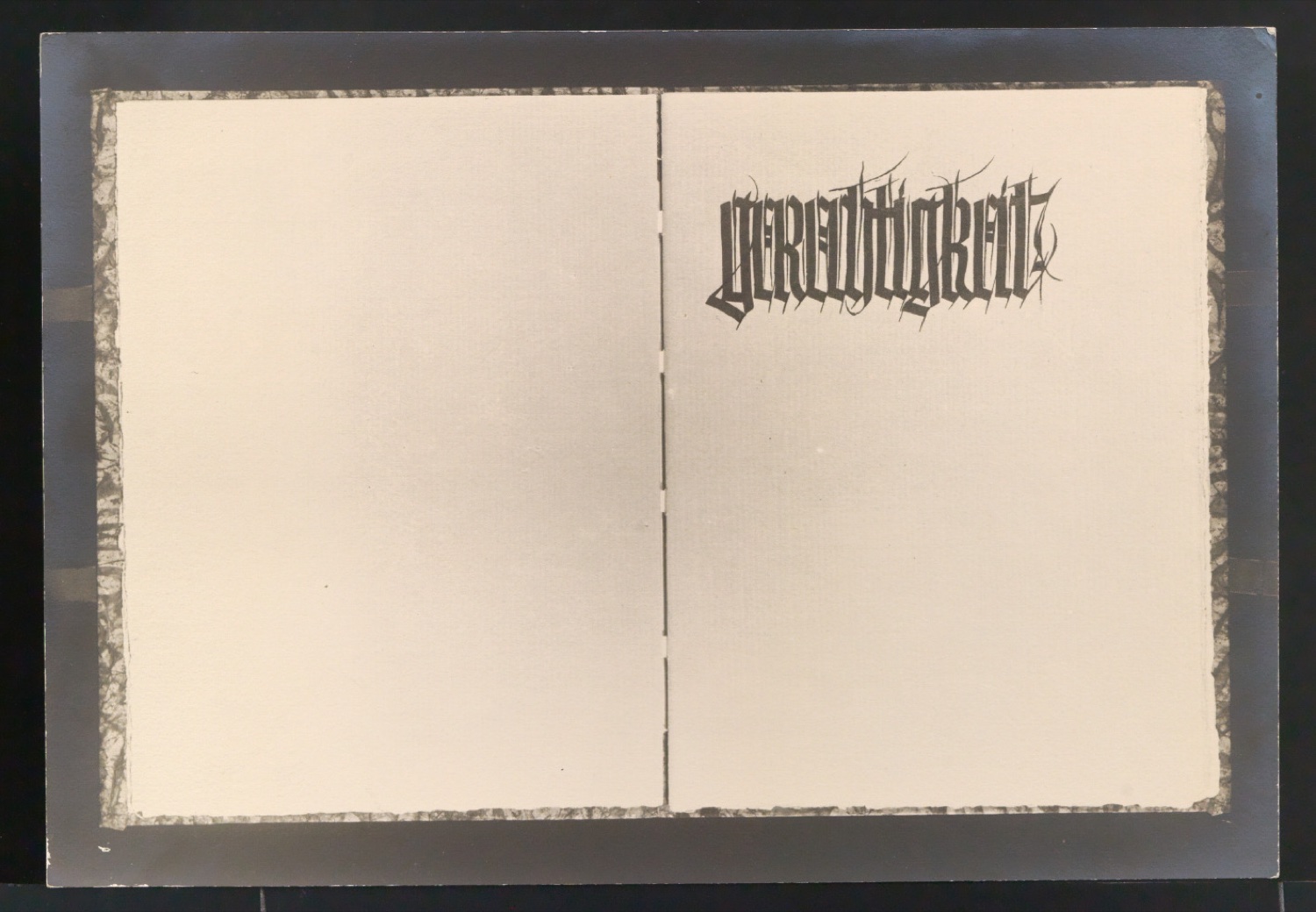 Konvolut Fotoabzüge von Buchseiten mit Kalligraphien von Jan Tschichold — Blatt 51
