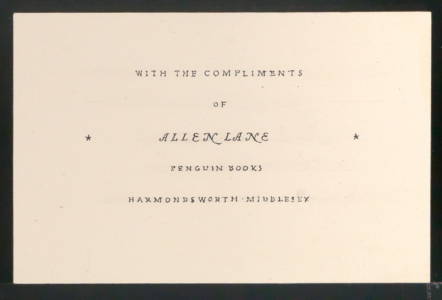 Entwurf der Typographie für den Empfehlungskarte Compliments of Allen Lane — Blatt 1