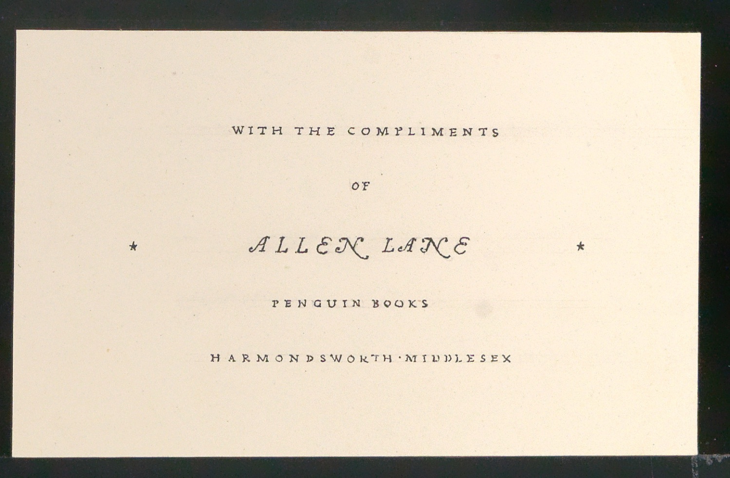 Entwurf der Typographie für den Empfehlungskarte Compliments of Allen Lane — Blatt 1