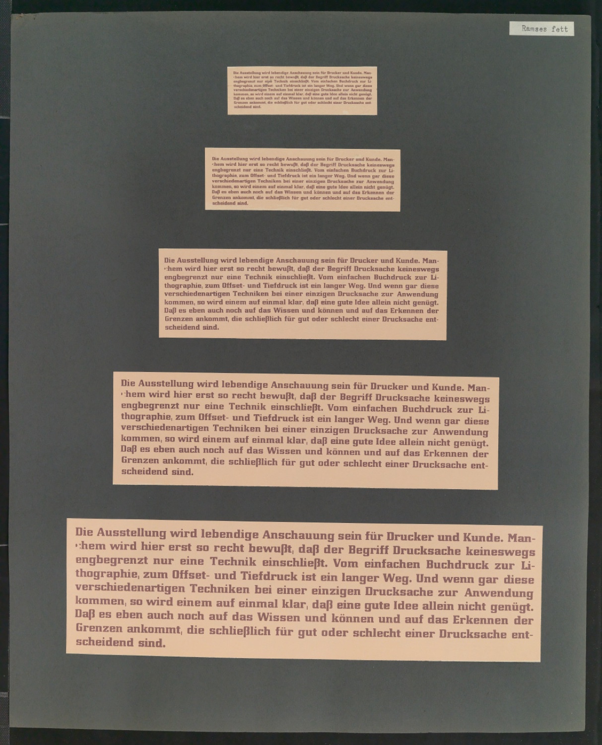 Mappe mit großformatig montierten Probedrucken von Uhertype Standard-Grotesk und Uhertype Ramses — Blatt 27