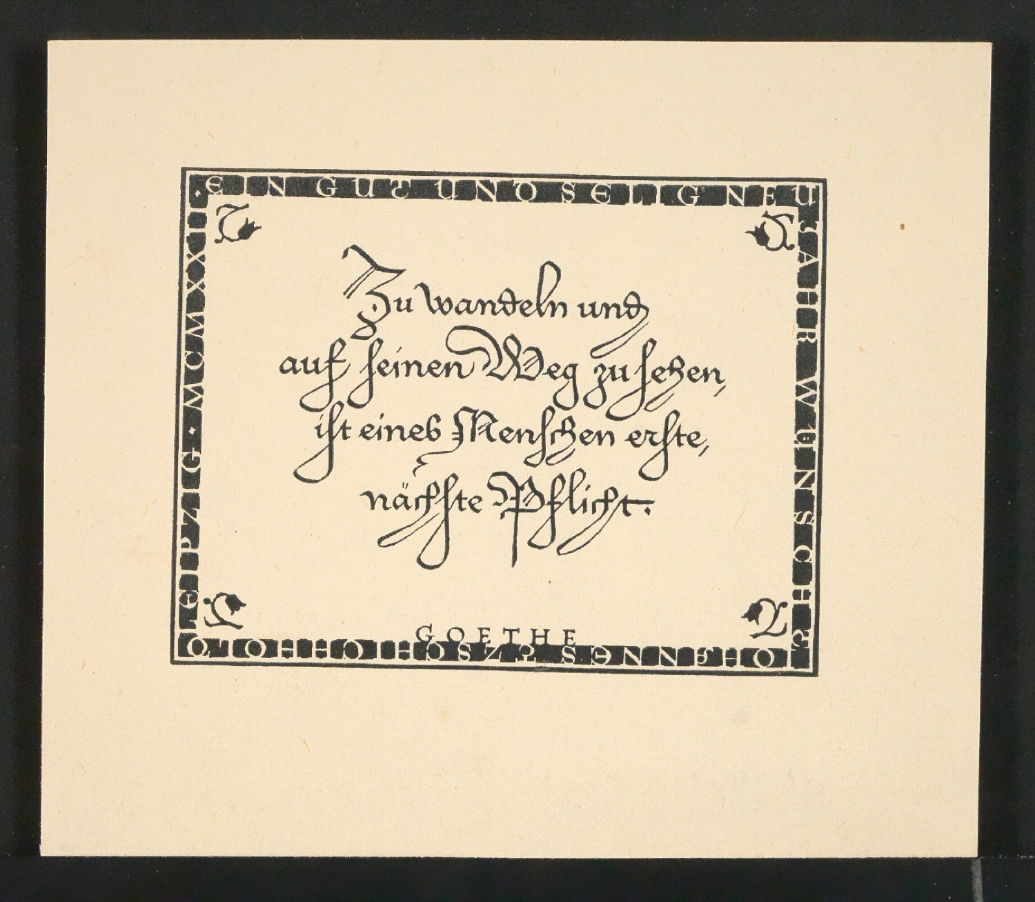 Zu wandeln und auf seinen Weg zu gehen, ist eines Menschen erste, nächste Pflicht. Goethe. Ein gut und selig Neujahr wünscht Johannes Tzschichhold, Leipzig, 1922. — Blatt 1
